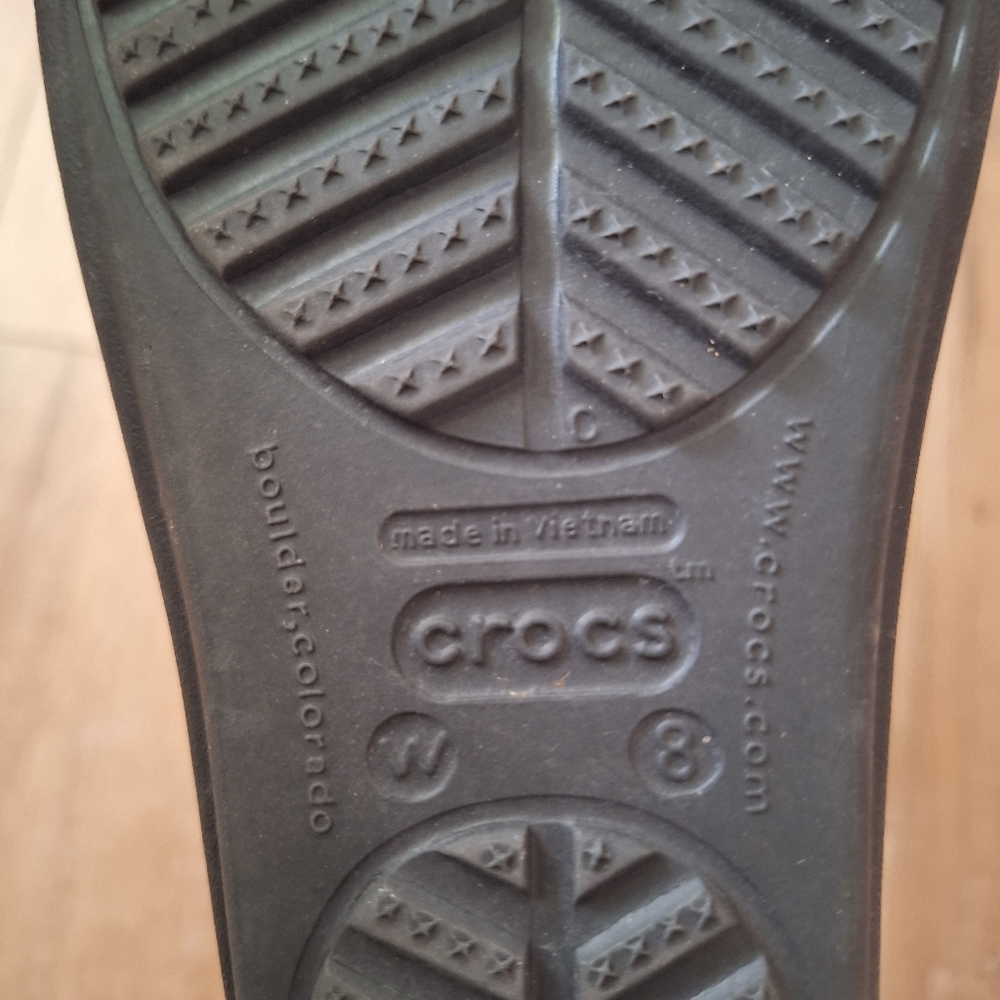 CROCS Sanrah Black Slide Sandals Size 8 Womens with Gold Medallion - Picture 3 of 5